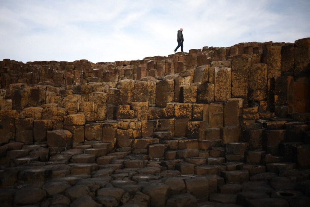 Northern Ireland: Coins left by tourists threaten famous natural structure