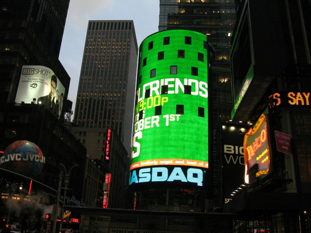 Nasdaq ends in the red due to losses by Dell and Nvidia