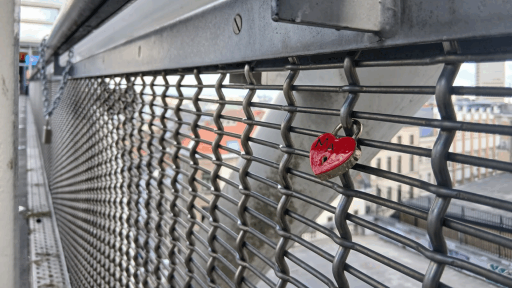 Who removed the love locks in Brussels?