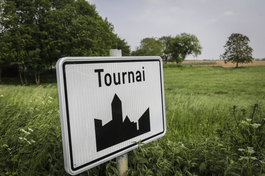 Driver seriously injured after crashing into two electricity poles in Tournai