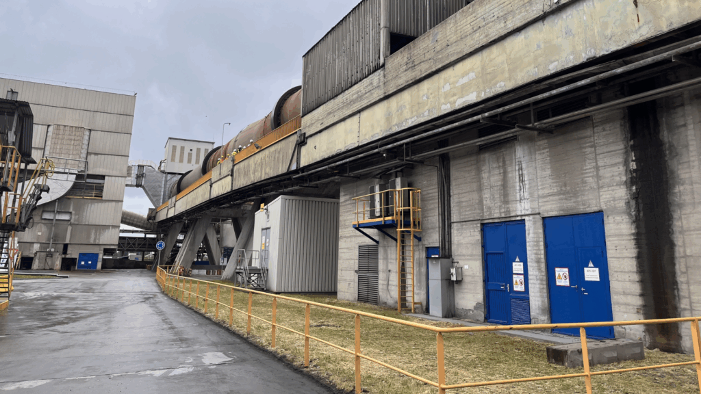 Woman dies near a cement factory