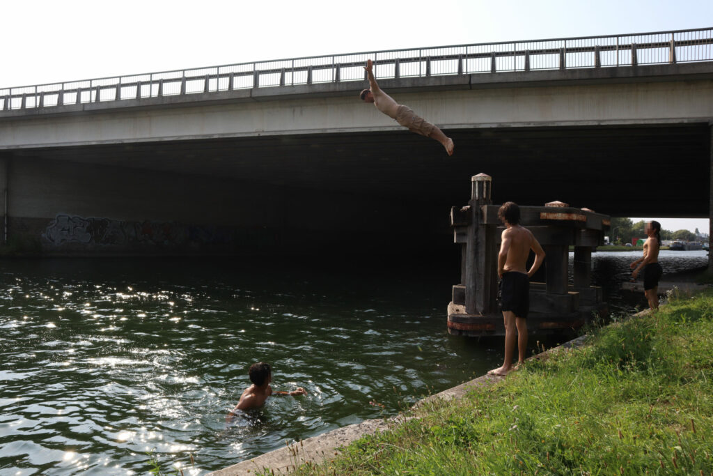 Illegal but popular: Belgian urban canal swimming