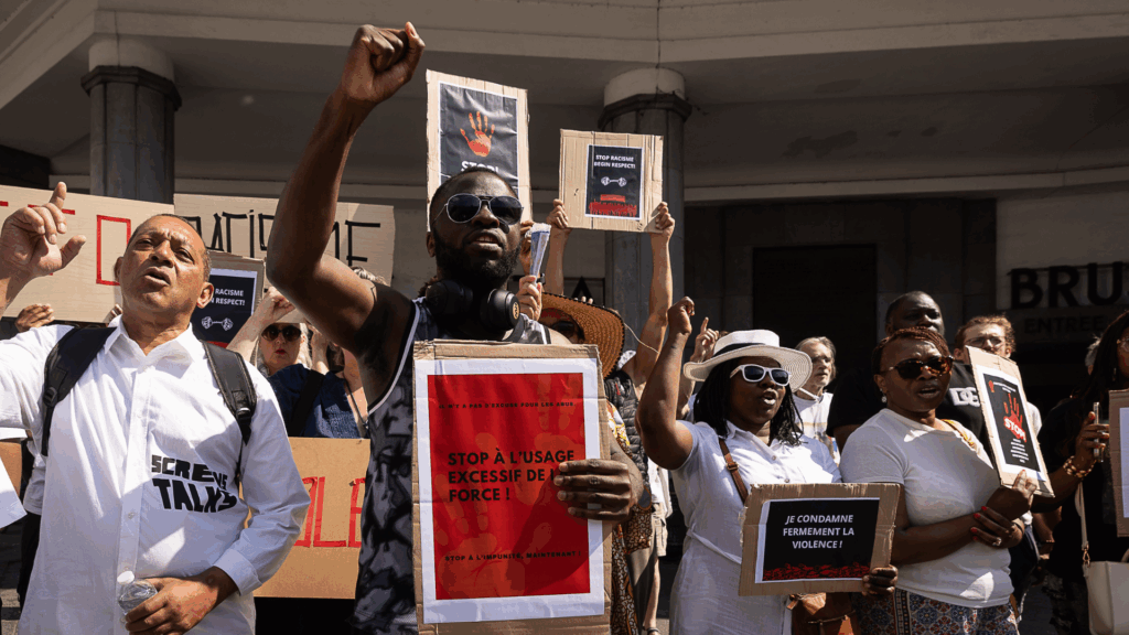 Over 100 people demonstrate against violent railway security