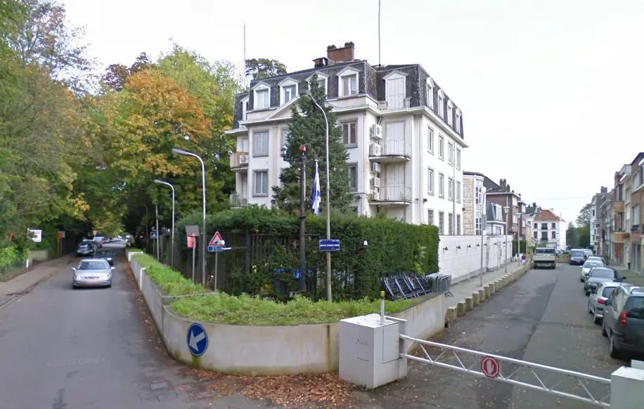 Man with Molotov cocktail outside Israeli embassy charged with attempted arson