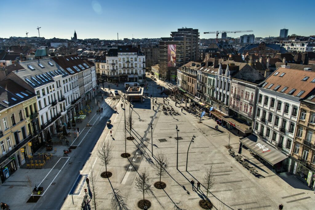 Cyclist dies after being hit by lorry near Place Jourdan