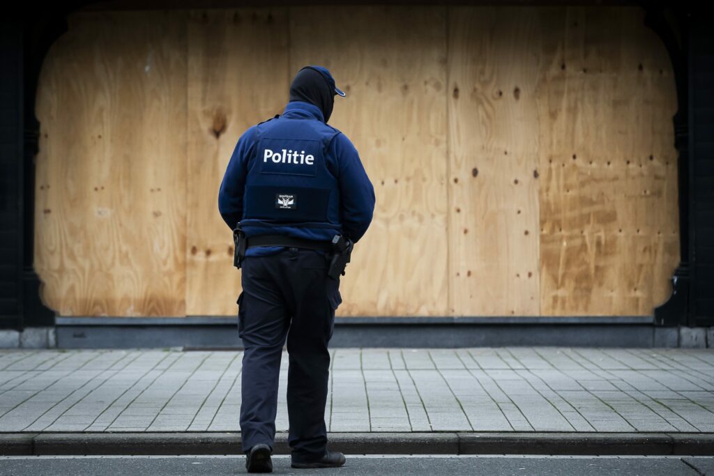 Brothers acquitted for stabbing security guard