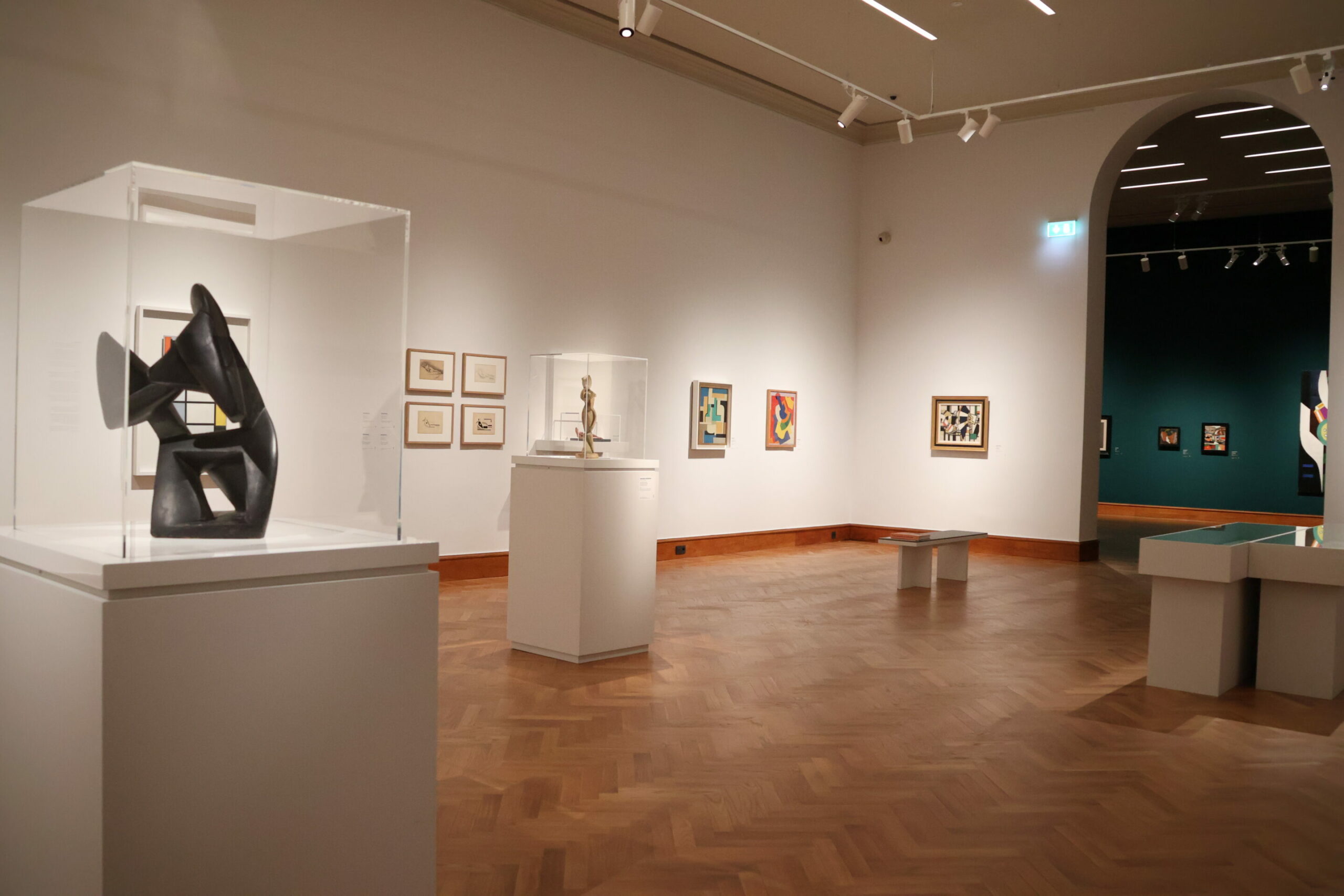 For the exhibition, KMSKA repainted the halls in gemtone colours. First, to facilitate the sense of intimacy, and second, to oppose the idea that modern art requires white walls to present itself. The middle hall, however, remained while, 'to give the visitor the space to breathe for a moment,' says Adriaan Gonnissen, curator of Enchanting Modernism.