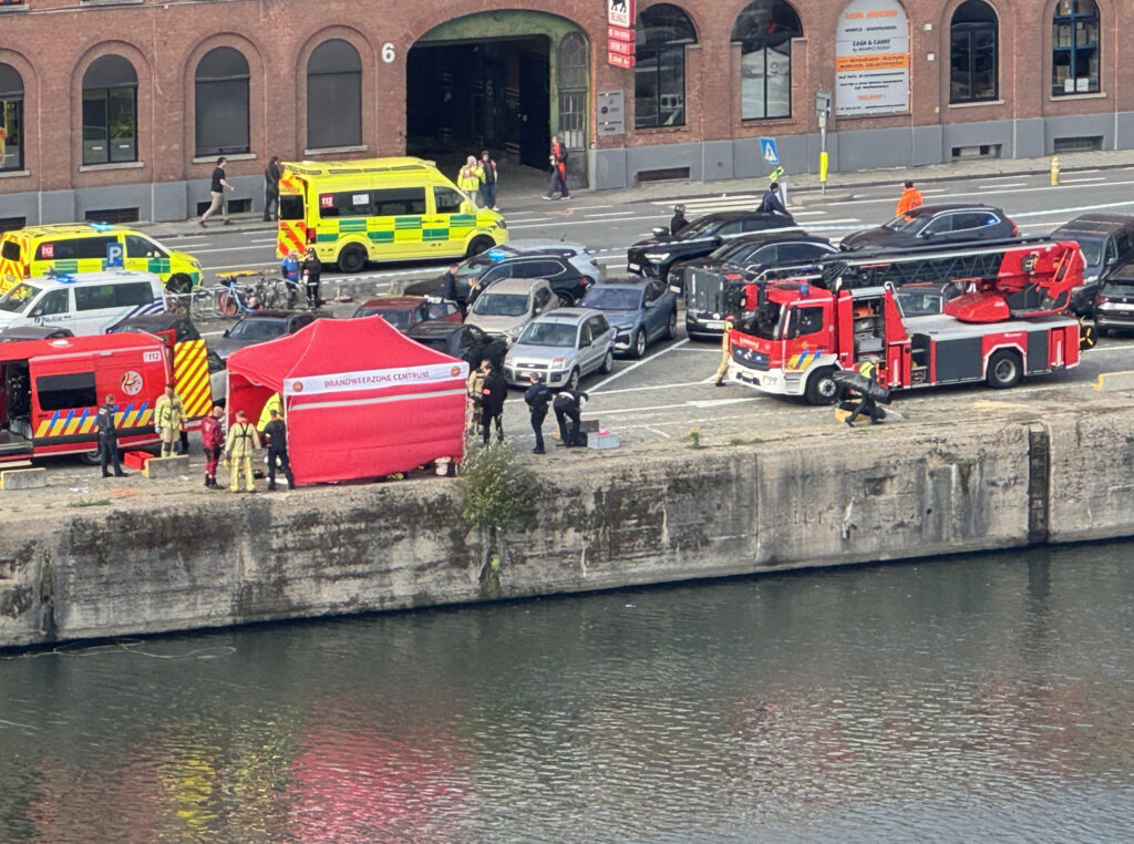 Fire brigade carries out rescue operation for man fallen into water in Ghent