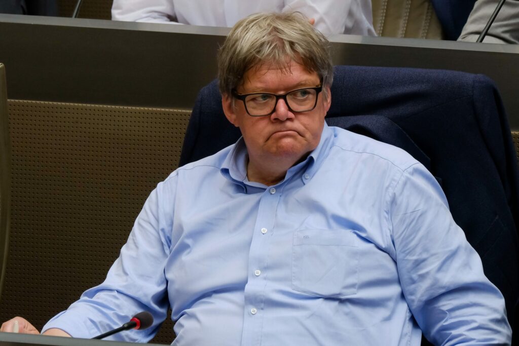 Outcry in Flemish city after video shows mayor staggering in street