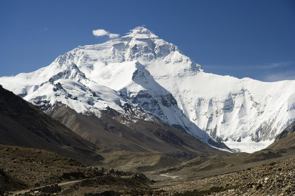 Nearly thousand mountaineers stuck on Mount Everest due to blizzard