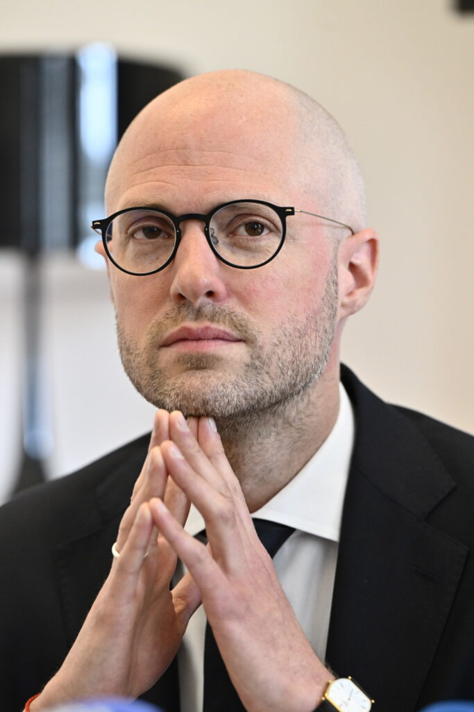 Facilitator to review newest Brussels budget plans