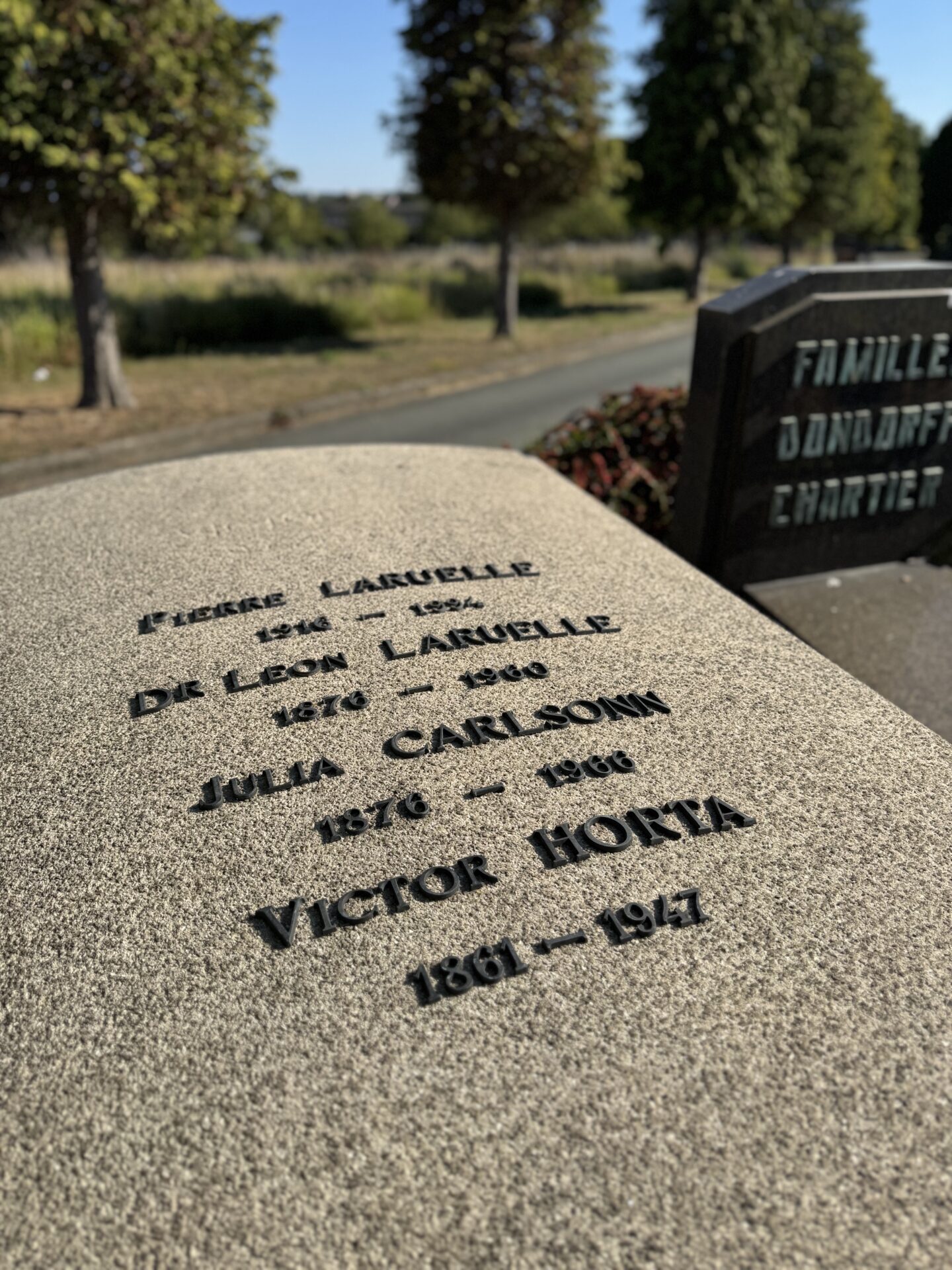 The remarkable lives still stirring in Ixelles cemetery