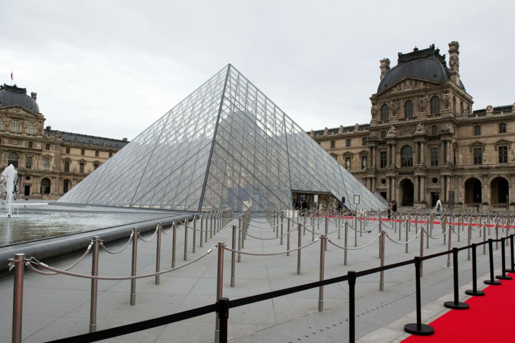 Video shows burglars fleeing the Louvre after €88 million jewel heist