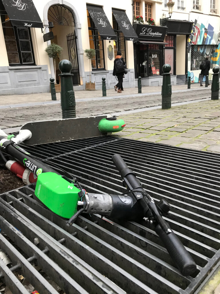 Brussels municipalities set out to tackle scooter abuse in hotspots