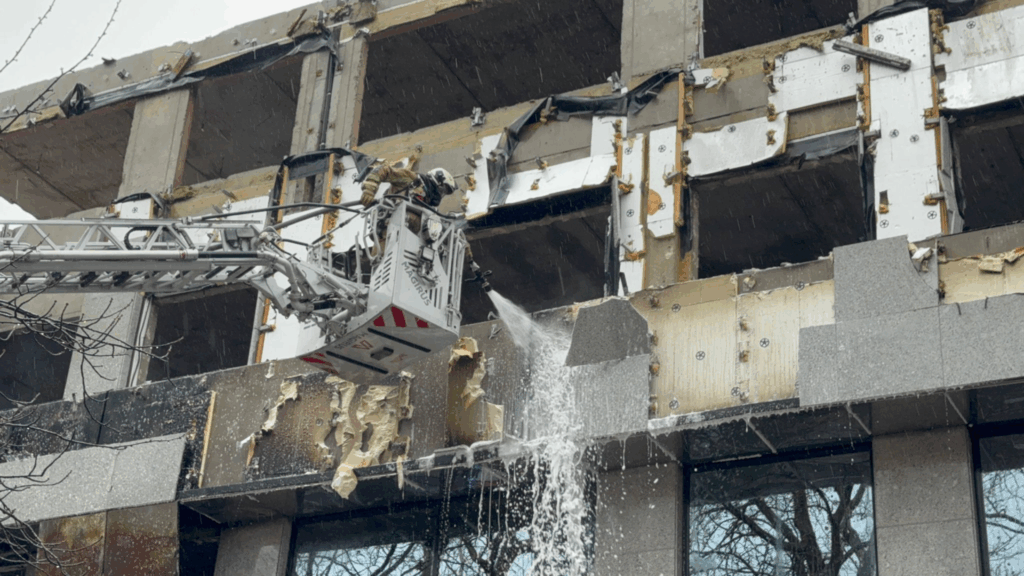 Fire in vacant Brussels building interrupts tram traffic