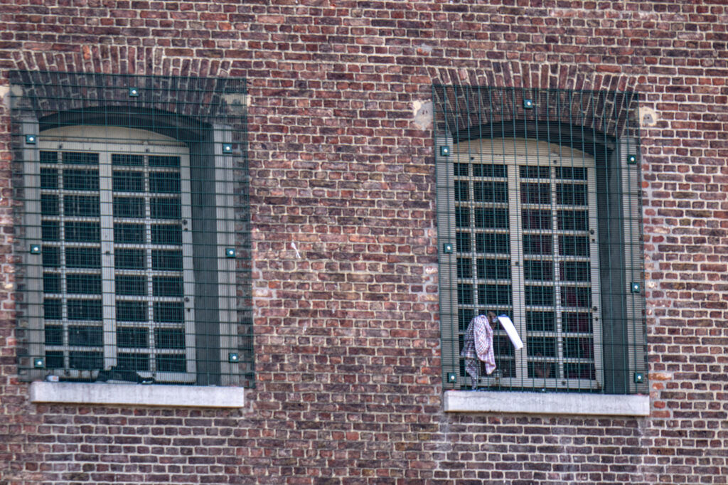 Record number of inmates sleep on Belgian prison floors