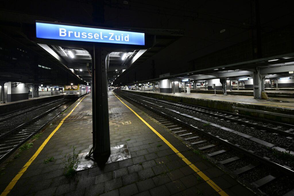 Unions set up picket line at Brussels-Midi station