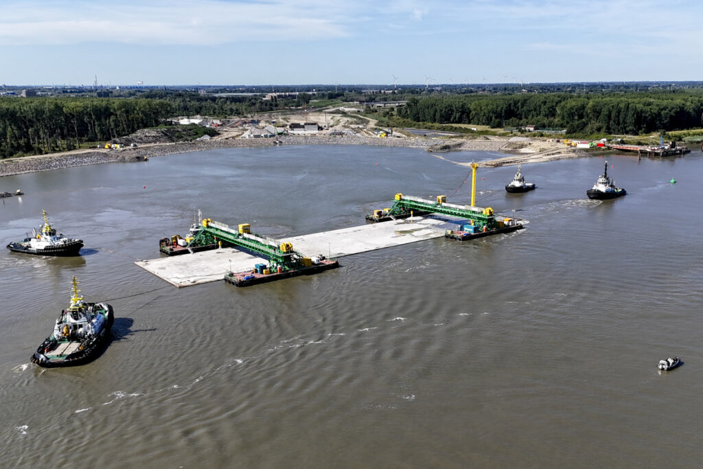 Fifth section of Scheldt tunnel successfully submerged as part of Antwerp's ring road