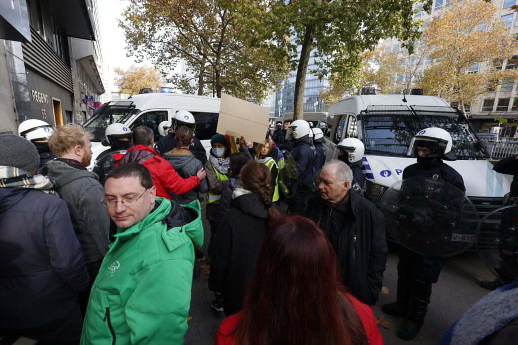 Teachers' rally: Tensions between protestors and police in Brussels