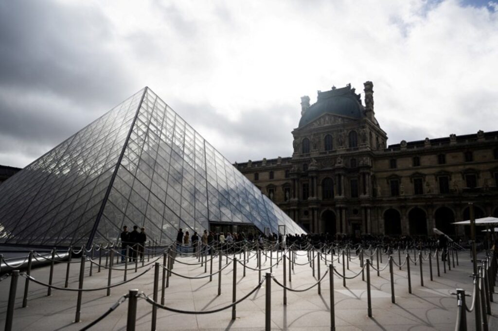 The Louvre presents emergency security measures