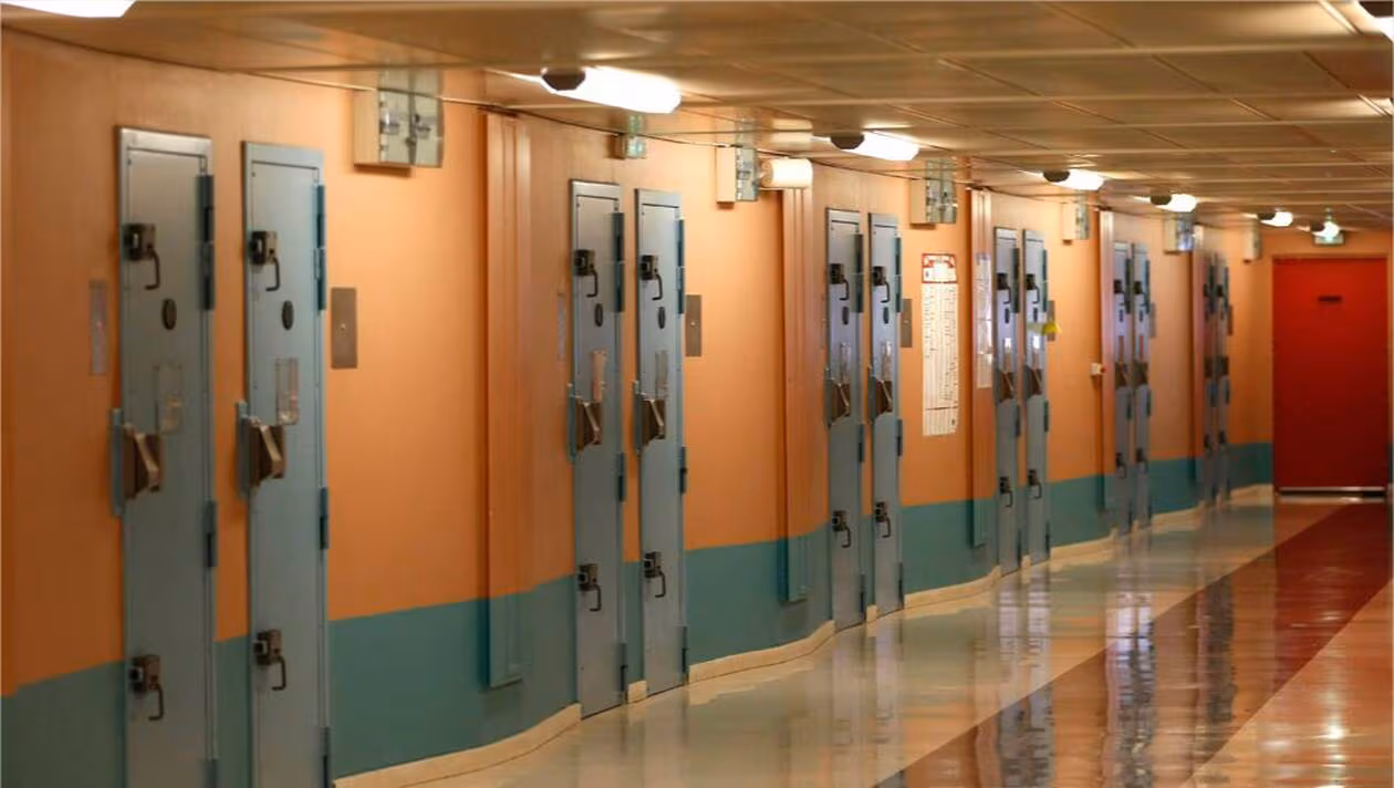 Two French prisoners escape using a saw and sheets