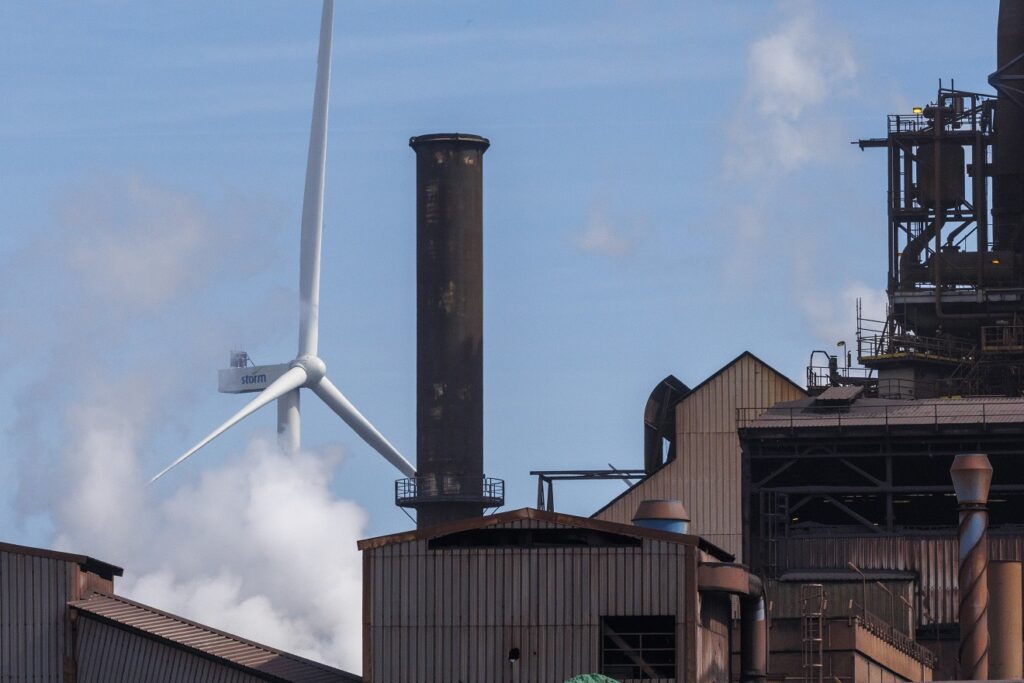 EU power, industry emissions fall as carbon trading system expands