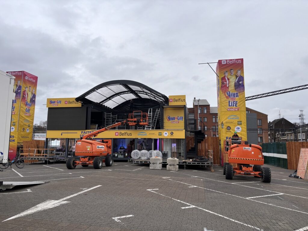 The Viva For Life cube is being installed in Seraing