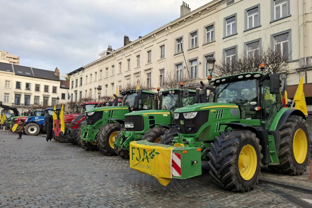 Tractor driver spills potatoes on Brussels Grand Place