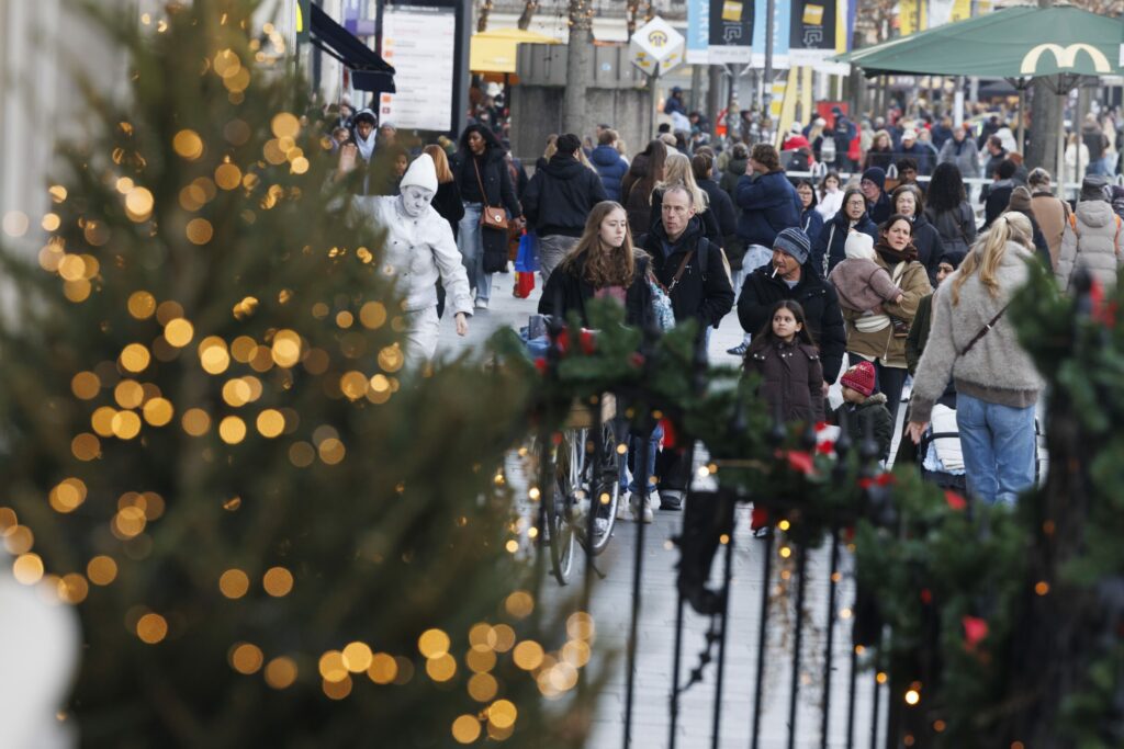 Independent clothing shops see Christmas sales fall despite busy city centres