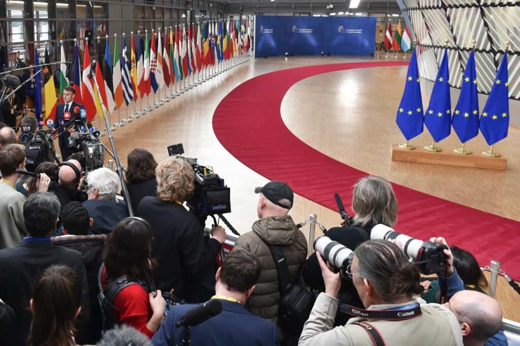 EU summit begins with one hour and a half delay