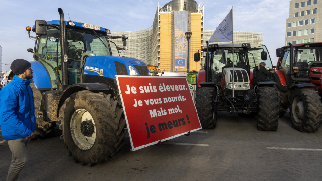 Farmers still block roads in several provinces