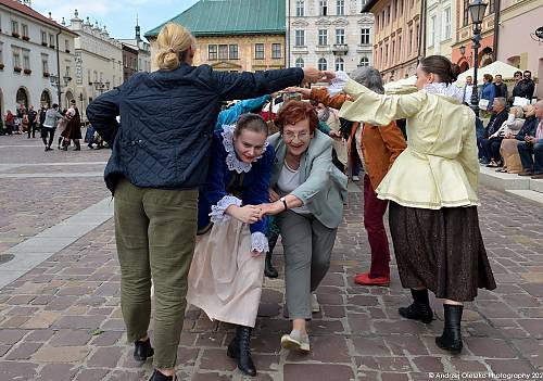 Six hundred people dance the 'polonaise' in Sint-Truiden, new Guinness record