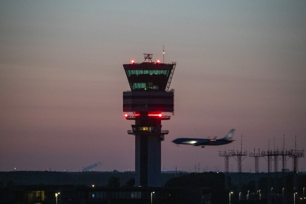 Outcry over low-flying aircraft in Brussels as furtive routes spark concern