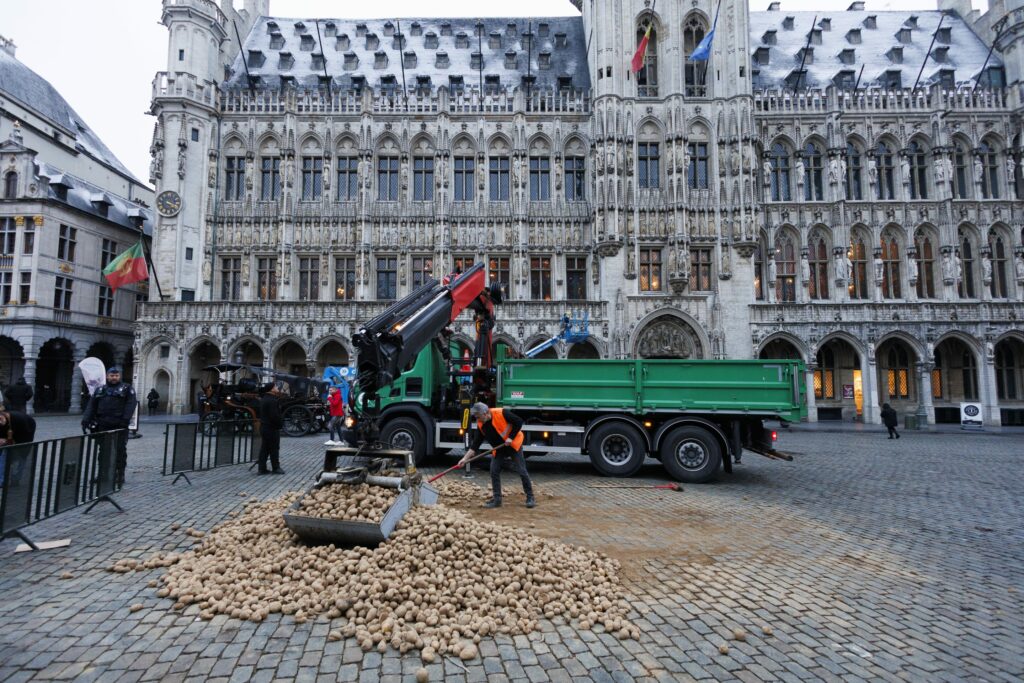 Farmer faces sanctions for dumping potatoes on Grand-Place