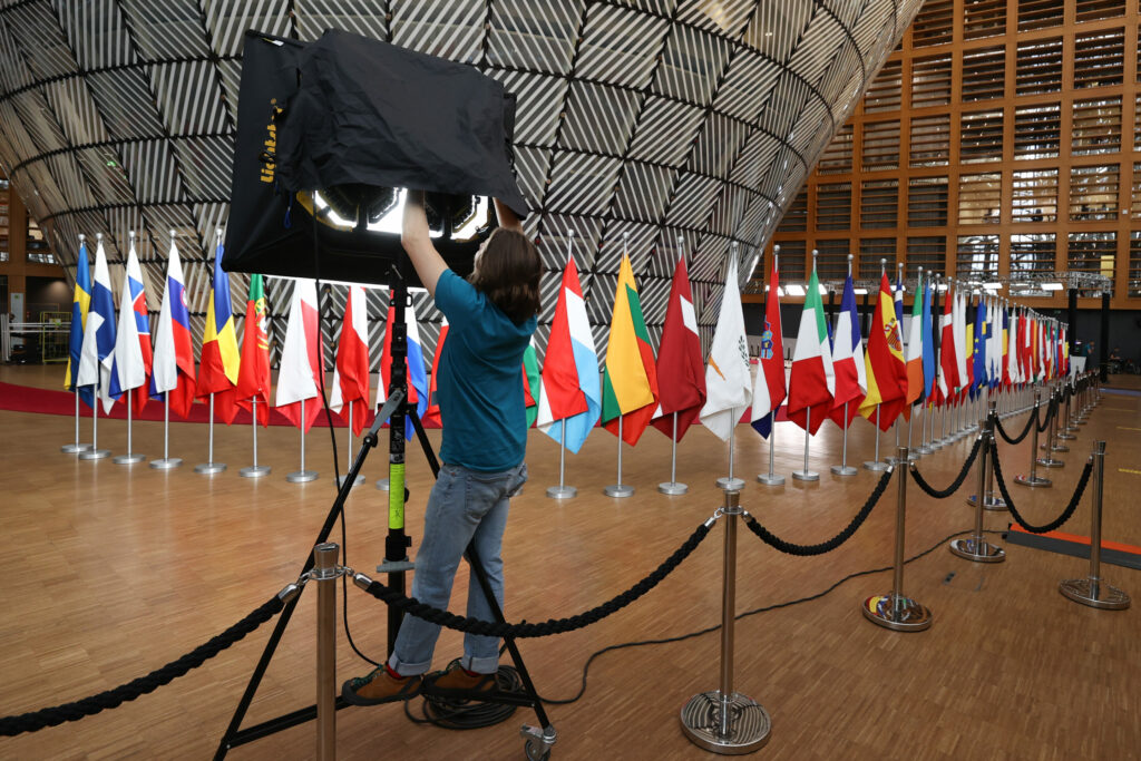 What will EU leaders discuss at today's EU summit after Trump's tariff climbdown?