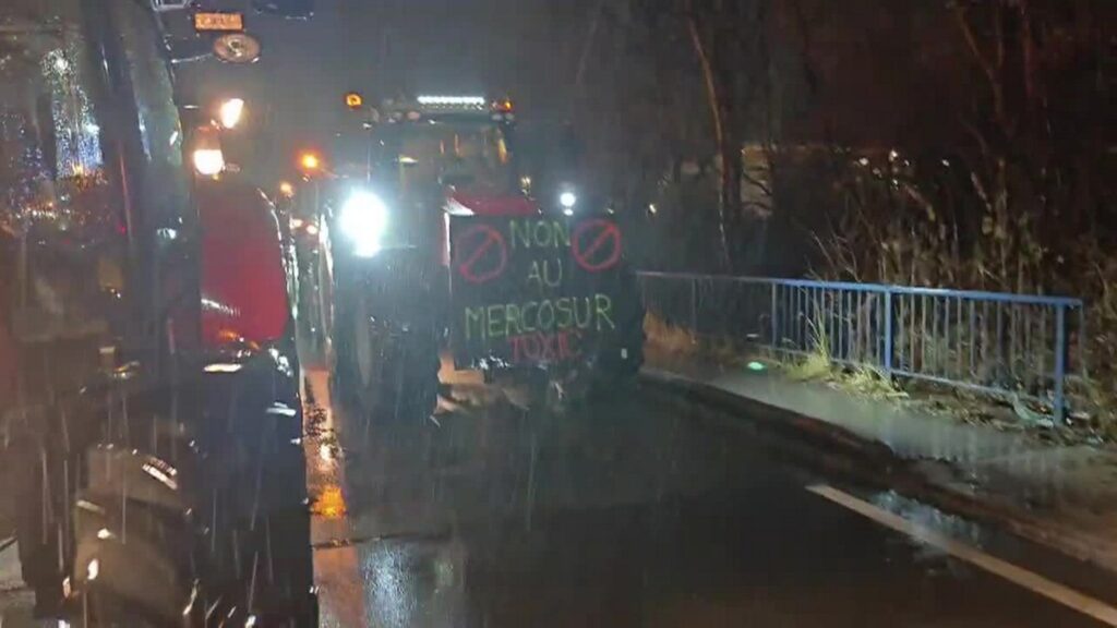 Motorway blocked by farmers protesting EU-Mercosur trade deal