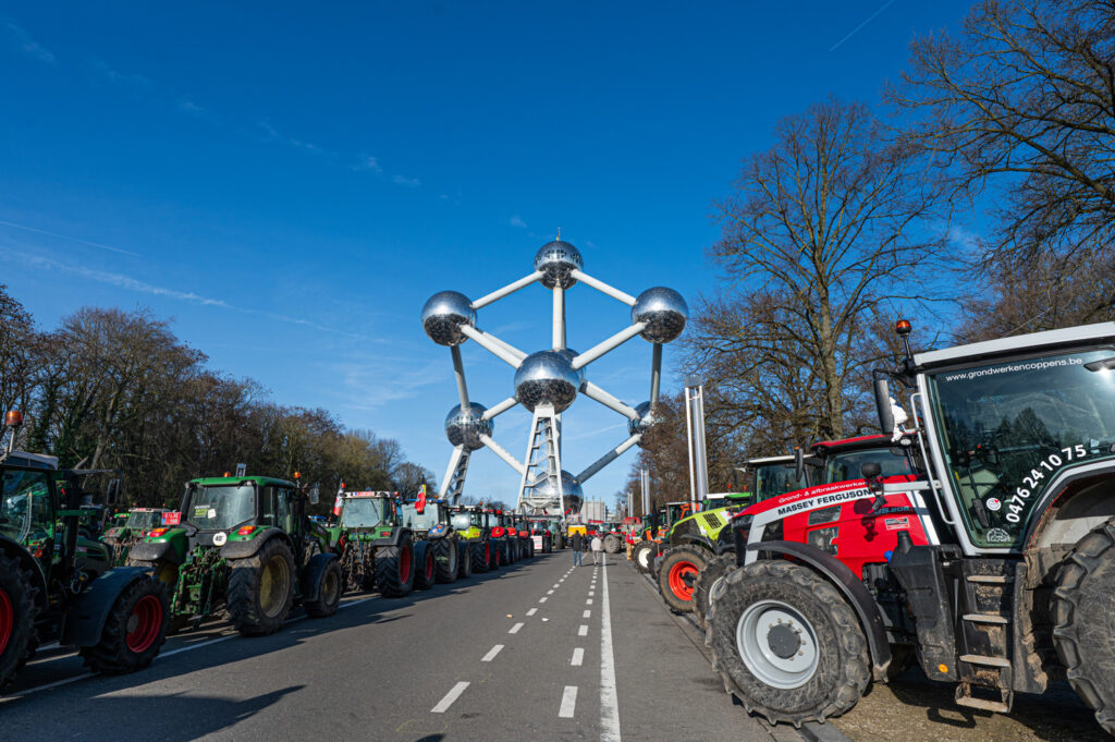 300 tractors rally at Atomium against Mercosur deal
