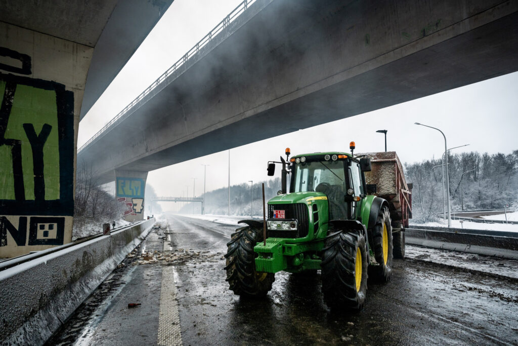 Farmer barricades lifted but E411 still temporarily closed