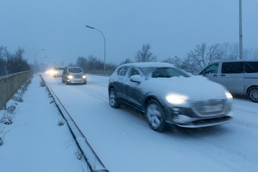 Meteorologists warn of slippery roads in snowy weather