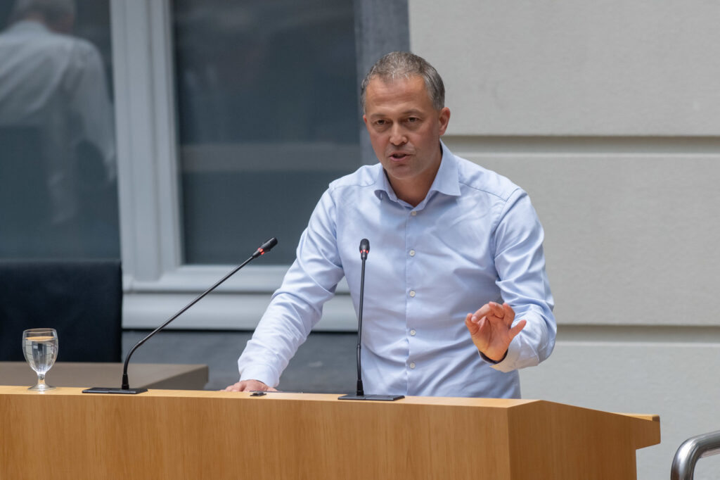 Flemish Parliament questions politeness of debates