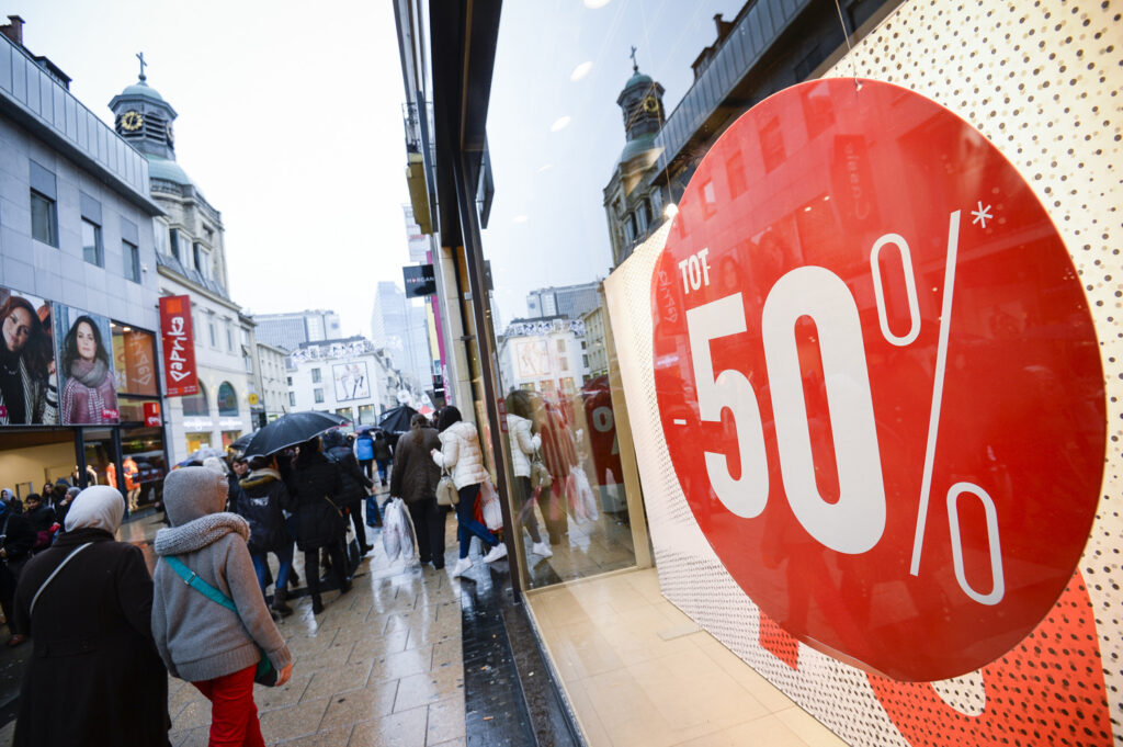 Clothing shops roll out winter sales