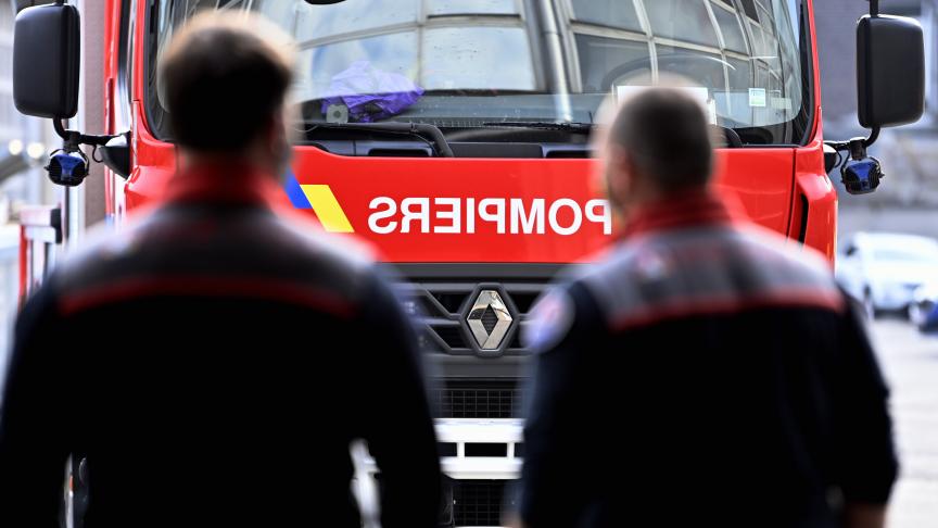 Car engulfed in flames outside Anderlecht town hall