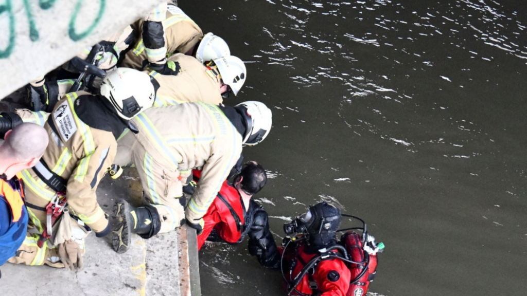 Fire brigade rescues person from Brussels canal