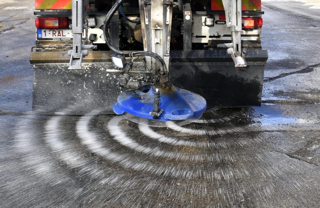 Snowfall causes slippery roads on Monday morning rush hour