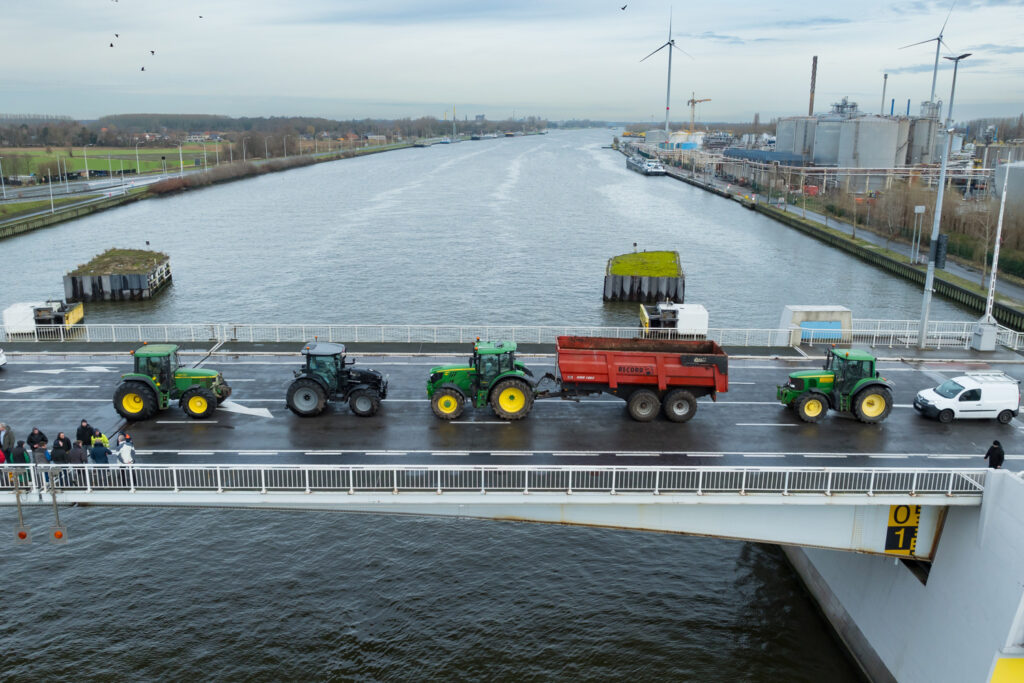 Farmers blocked access to Port of Ghent at Zelzate bridge
