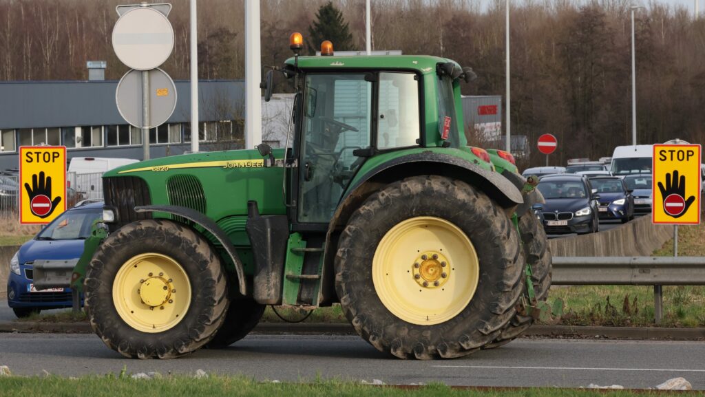 Farmers set up roadblock at the Franco-Belgian border