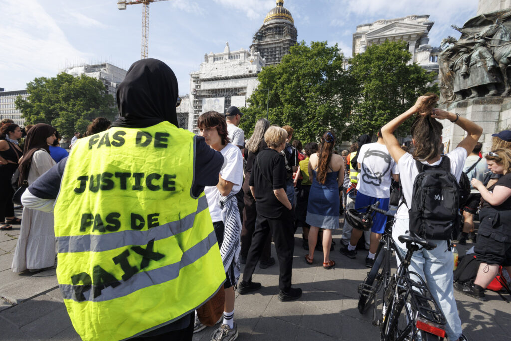 Protestors gather outside Palais de Justice over controversial police death hearing