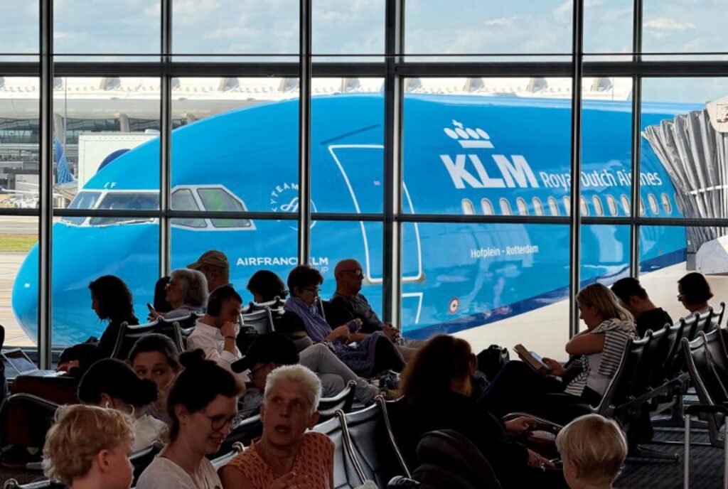 Two aircraft collide at Amsterdam airport