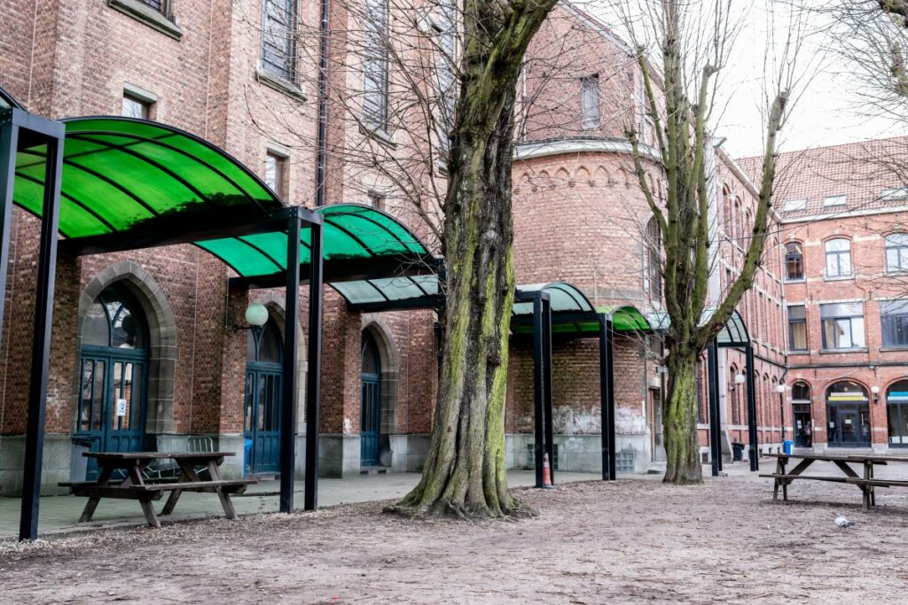 School in Ixelles evacuated after threatening call