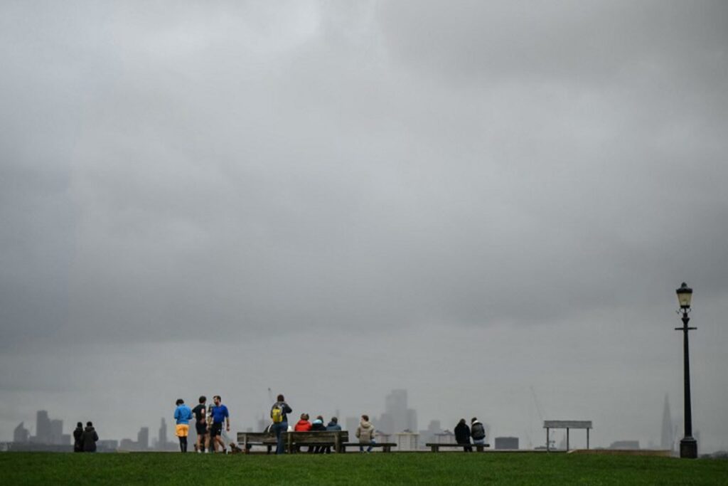 Hazy skies over Brussels are challenging the sun